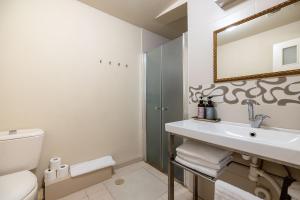 ミツペ・ラモンにあるIBEX unique Desert Innの洗面台、トイレ、鏡のあるバスルーム +70枚の写真