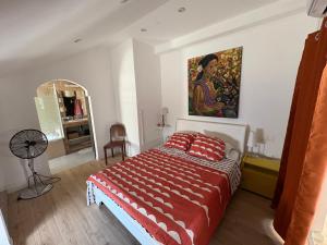 Postel nebo postele na pokoji v ubytování La Villa Morgane 3 étoiles - Charmant appartement avec piscine