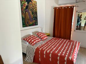 Postel nebo postele na pokoji v ubytování La Villa Morgane 3 étoiles - Charmant appartement avec piscine + 16 fotografií