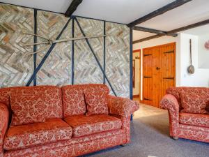 Runcton HolmeにあるGable Barn - E3865のソファと椅子2脚のあるリビングルーム