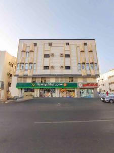 ジッダにあるMira AlSafaの道路に面した大きな建物