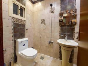 ジッダにあるMira AlSafaのトイレと洗面台のあるバスルーム
