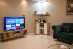 ジッダにあるMira AlSafaの薄型テレビとソファのあるリビングルーム