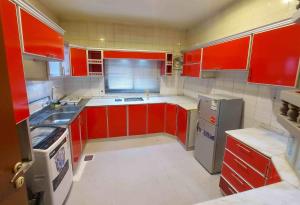 ジッダにあるMira AlSafaの小さなキッチン(赤いキャビネット、冷蔵庫付) +38枚の写真