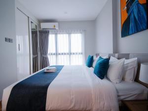 Postel nebo postele na pokoji v ubytování City View Balcony & Chic Condo with Infinity pool F3B5N10 + 27 fotografií