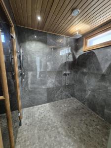 Koupelna v ubytování Aurora Sky Home with private sauna