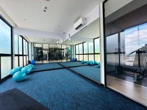 Fitness centrum a/nebo fitness zařízení v ubytování City View Balcony & Chic Condo with Infinity pool F3B5N10