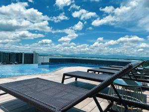 Bazén v ubytování City View Balcony & Chic Condo with Infinity pool F3B5N10 nebo v jeho okolí