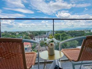 Balkón nebo terasa v ubytování City View Balcony & Chic Condo with Infinity pool F3B5N10