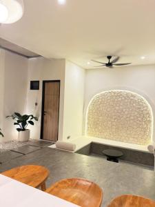 ein Wohnzimmer mit Tisch und Stühlen in der Unterkunft Amigo uluwatu in Uluwatu