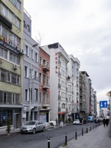 een straat met gebouwen en auto's op de weg bij ROCO Beyoglu in Istanbul