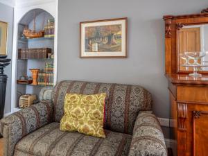 een bank met een kussen op de kamer bij Galeri Harlech Townhouse in Harlech