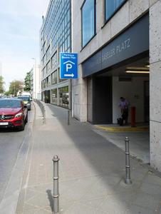 a parking sign on a street in front of a building at Colour Hotel in Frankfurt