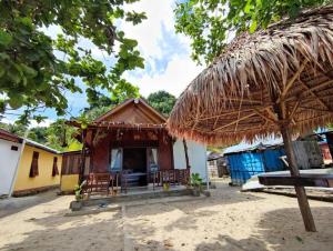 a small hut with a straw roof at "Saporkren Homestay Raja Ampat" in Tapokreng +30 photos