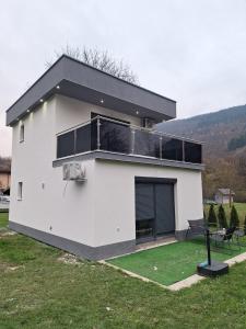 una casa blanca con techo negro en Oaza mira 2, en Jajce