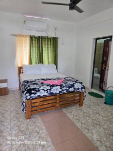 un dormitorio con una cama en una habitación en New Paradise Inn, en Varkala