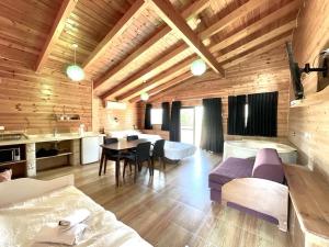 un salon avec un canapé et une table dans l'établissement וילות היוקרה עידן הנוף ואחוזת אסתובן, à Ya‘ara