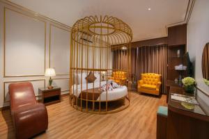 a large room with a bed in a cage at Royal Hotel & Spa in Ðồng Ky