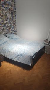 una cama en una habitación con suelo de madera en shared rooms, en Pristina