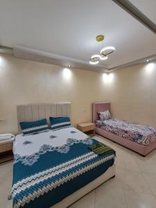 Postel nebo postele na pokoji v ubytování اقامة تورارن