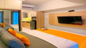 TV a/nebo společenská místnost v ubytování Apartemen TOKYO Riverside PIK2 By GPI