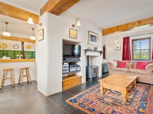 Saint FlorenceにあるWorthy Houseのソファとテーブルのあるリビングルーム