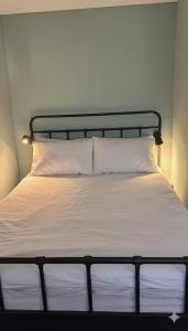 Postel nebo postele na pokoji v ubytování Private Room in Cologne Poll