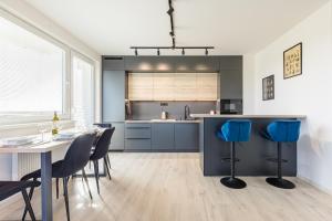 ブラチスラヴァにあるBALRENT Slovakia Ovocné sady Airport Apartmentのテーブルと椅子のあるキッチンとダイニングルーム +14枚の写真