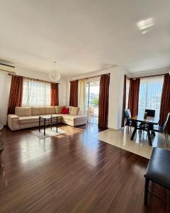 una sala de estar con un sofá y una mesa en RIX Apartments, en Kyrenia