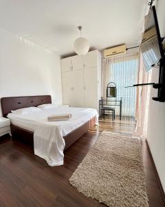Dormitorio blanco con cama grande y alfombra en RIX Apartments, en Kyrenia 75 fotos más