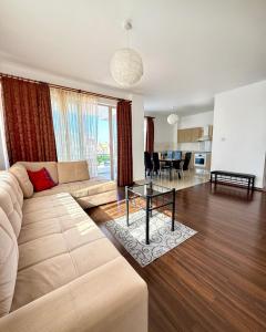una sala de estar con un sofá y una mesa en RIX Apartments, en Kyrenia