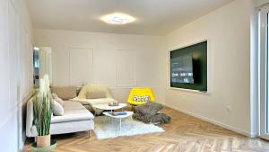 een woonkamer met een bank en een tafel bij La signature d'Alsace in Bennwihr