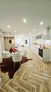 een keuken en eetkamer met een tafel en stoelen bij La signature d'Alsace in Bennwihr