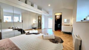 een slaapkamer met een groot bed en een grote spiegel bij La signature d'Alsace in Bennwihr