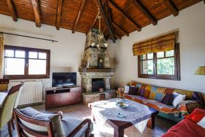 een woonkamer met een bank en een open haard bij Asano's House in Agios Nikolaos