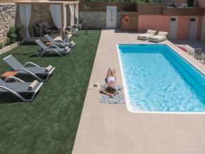 Swimmingpoolen hos eller tæt på Arhontiko Arhanes Suites