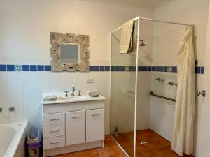 ローブにあるDunes Blue at Robeの洗面台とシャワー付きのバスルーム +19枚の写真