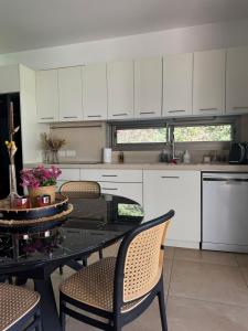 Η κουζίνα ή μικρή κουζίνα στο הבית בחוף הזהב