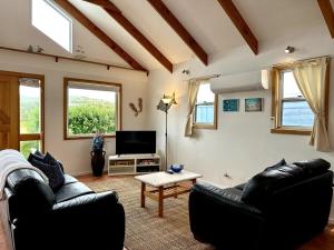 ローブにあるDunes Blue at Robeのソファ2つとテレビのあるリビングルーム