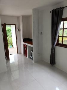 Η κουζίνα ή μικρή κουζίνα στο Bahn Nuan