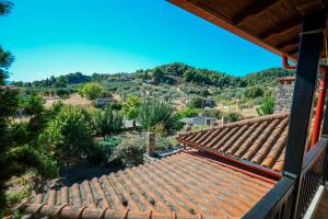 een uitzicht vanaf het dak van een huis bij Asano's House in Agios Nikolaos