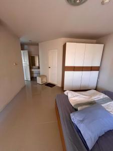 パタヤ・セントラルにあるCenter Point Condoの小さなベッドルーム1室(ベッド2台付)、