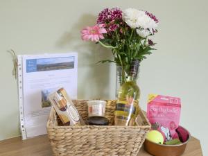 een mand met daarin een vaas met bloemen bij Tarn House in Wooler +14 foto's