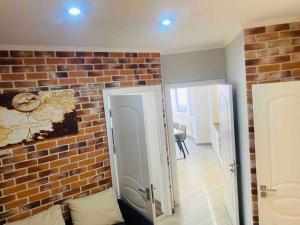 una habitación con una pared de ladrillo y dos puertas abiertas en Транзит Сервис 3 Аэропорт- Кишинёв, en Chişinău