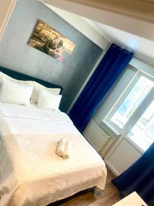 Un dormitorio con una cama con un par de zapatos encima. en Транзит Сервис 3 Аэропорт- Кишинёв, en Chişinău