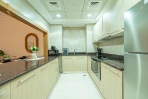 Kuchyň nebo kuchyňský kout v ubytování Stylish Yas Island Stay Glow Haus Apartment
