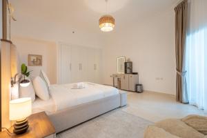 Postel nebo postele na pokoji v ubytování Stylish Yas Island Stay Glow Haus Apartment + 38 fotografií