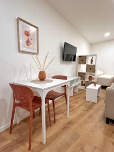 TV a/nebo společenská místnost v ubytování Ô calme des Bains - Studio cosy au cœur de Digne + 10 fotografií