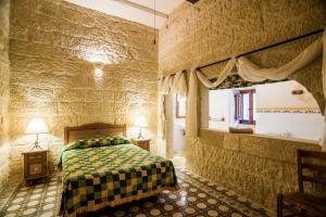 Ένα ή περισσότερα κρεβάτια σε δωμάτιο στο Traditional Maltese Villa with Pool & Jacuzzi