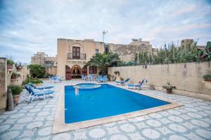 Πισίνα στο ή κοντά στο Traditional Maltese Villa with Pool & Jacuzzi